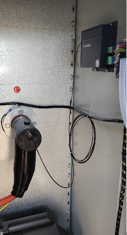 電(dian)纜接頭(tou)熒光光縴測溫裝置